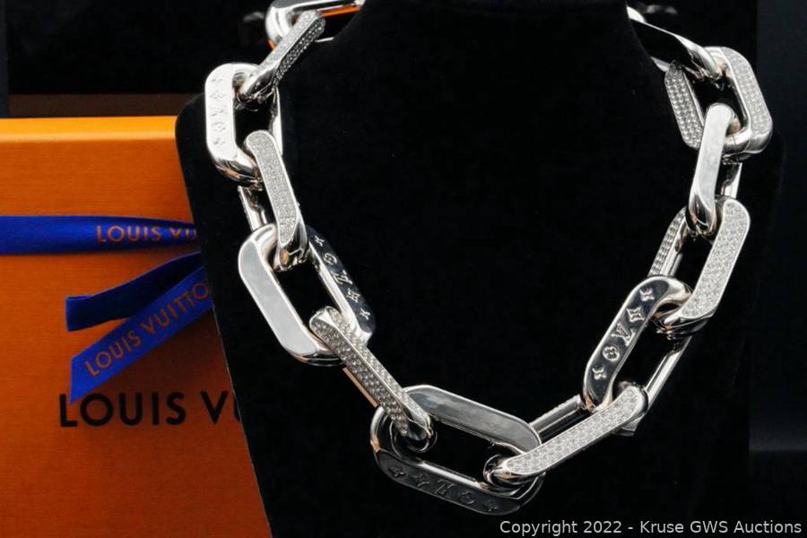 Sold at Auction: Louis Vuitton LV Edge Silver-Tone Necklace GM W/Box