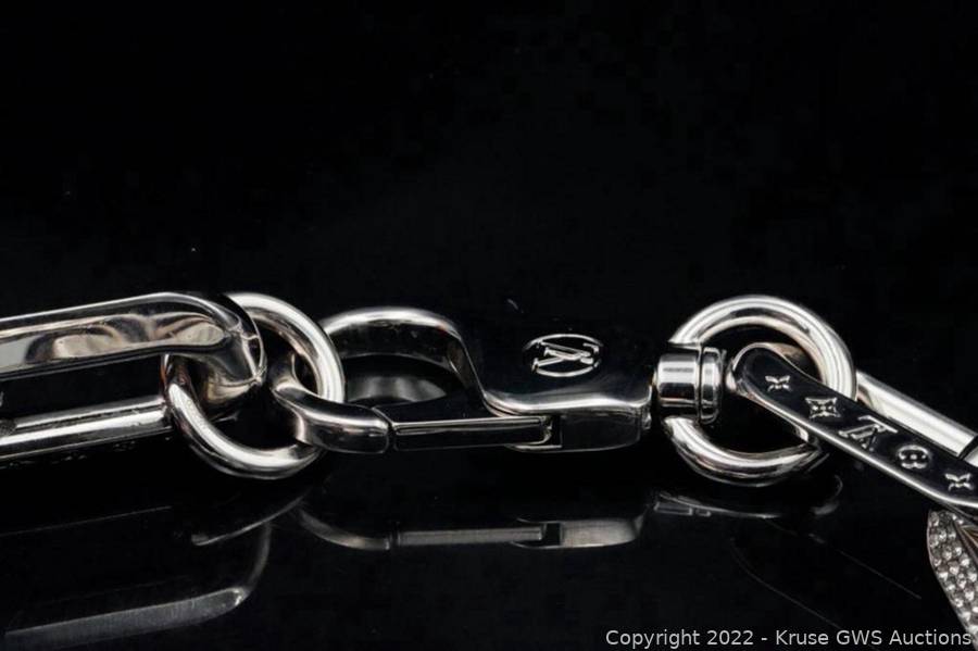 Sold at Auction: Louis Vuitton LV Edge Silver-Tone Necklace GM W/Box