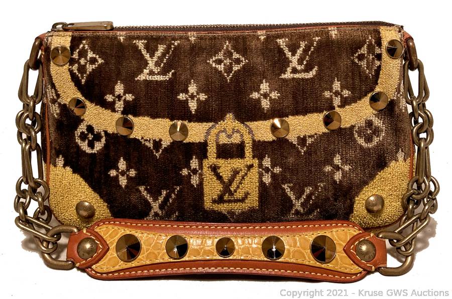 Sold at Auction: Louis Vuitton, Louis Vuitton Pochette Messenger Bag LV  Purse