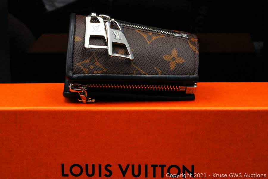 Sold at Auction: Louis Vuitton, Louis Vuitton Monogram Bold Necklace (Never  Worn)