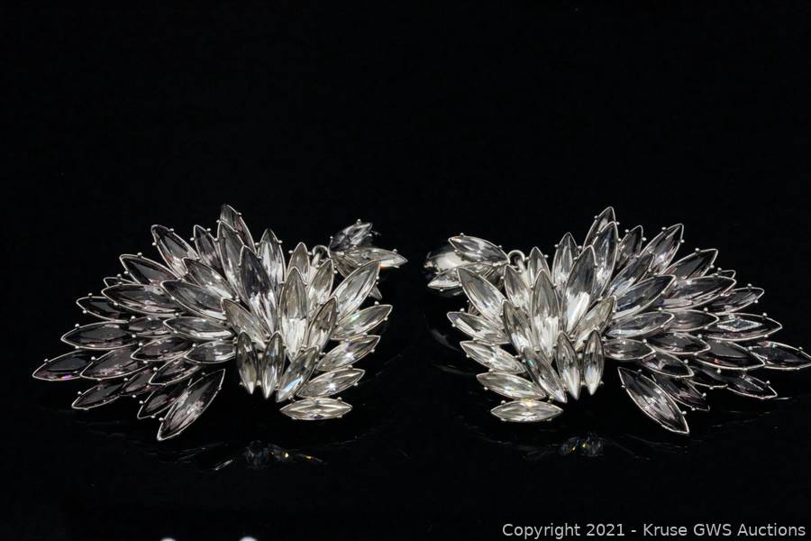 Shop Louis Vuitton Bridal Earrings (M00958) by Lecielbleu